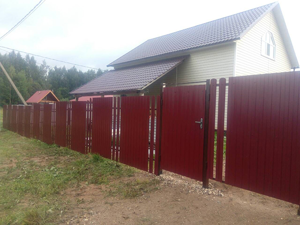 Комбинированный забор (профнастил + штакетник)